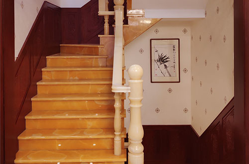 百色中式别墅室内汉白玉石楼梯的定制安装装饰效果