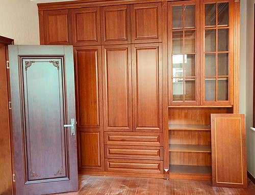 百色中式家庭装修里定制的实木衣柜效果图